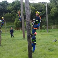 En la capacitación se enseña a escalar postes con espuelas; a abrir huecos a mano; a bajar estructuras y armarlas; los métodos de seguridad y protección y otras actividades que exigen buena preparación física. Foto: Cortesía de la entrevistada. En la capacitación se enseña a escalar postes con espuelas; a abrir huecos a mano; a bajar estructuras y armarlas; los métodos de seguridad y protección y otras actividades que exigen buena preparación física. Foto: Cortesía de la entrevistada.